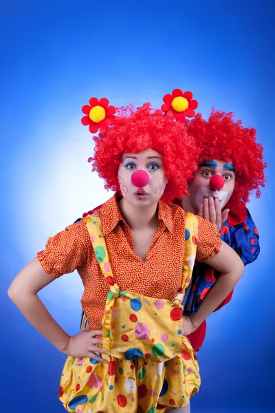 Couple de clowns en costumes sur fond bleu — Photo
