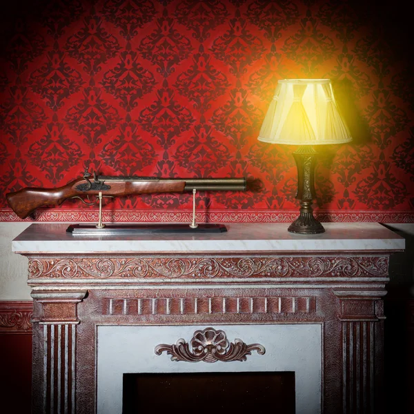 Lámpara vieja y un arma en el interior rojo vintage — Foto de Stock