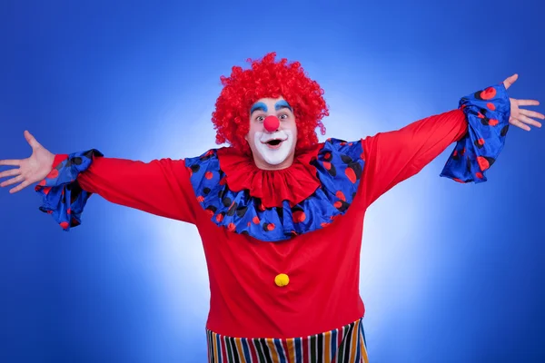 Glücklicher Clown auf blauem Hintergrund — Stockfoto