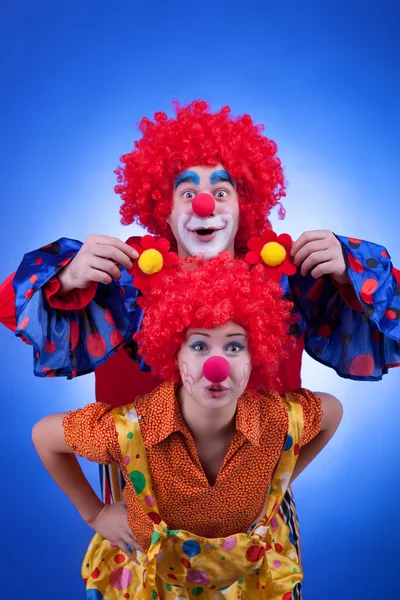 Due clown felici che giocano su sfondo blu — Foto Stock