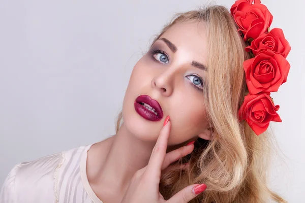 Hermosa mujer con flores en la cabeza con fondo gris — 图库照片