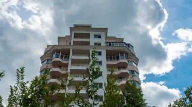 fırtına bulutları ile bir bina Timelapse