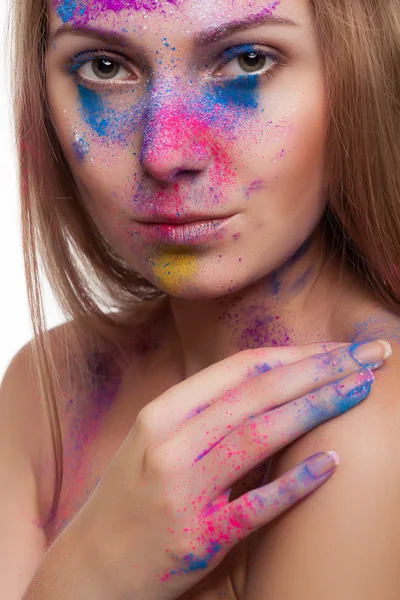 Menina bonita com pó de cor no rosto — Fotografia de Stock