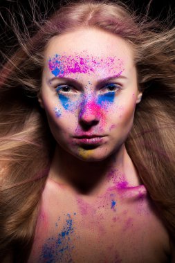 toz moda olan kadın yüzüne makyaj