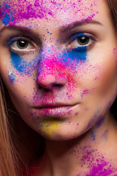 Mujer con polvo de color en la cara de la moda conforman — Foto de Stock