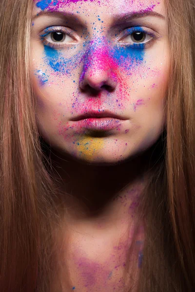 Maquillaje de moda de polvo en la cara hermosa mujer — Foto de Stock