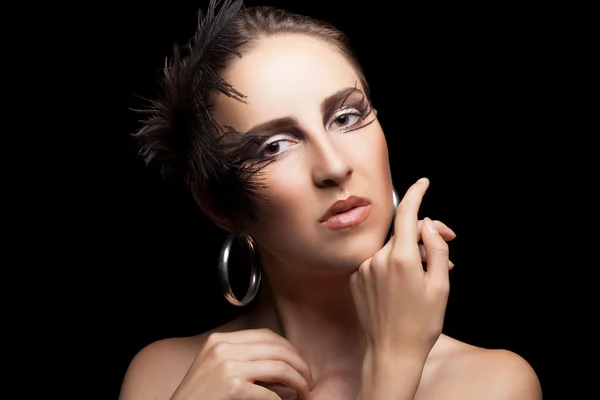 Женщина с перьями и готическим макияжем — стоковое фото