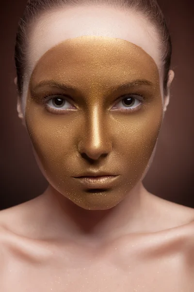Femme avec maquillage artistique sur le visage — Photo