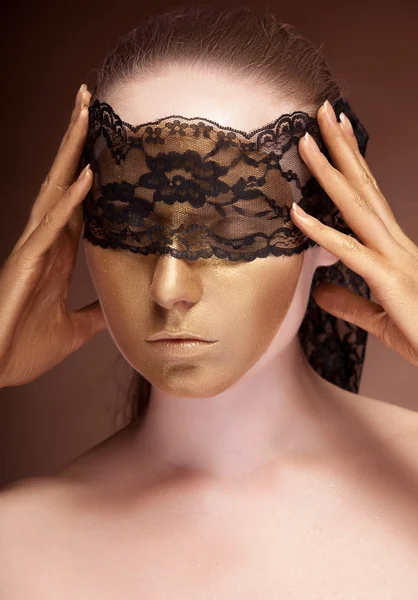 Mulher sensual com um laço no rosto — Fotografia de Stock