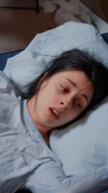 Büyük bir depresyondan muzdarip üzgün yalnız kadın.