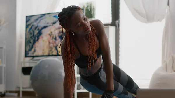 Afro americká fit žena nosí sportovní oblečení dělat cvičení nohou — Stock fotografie
