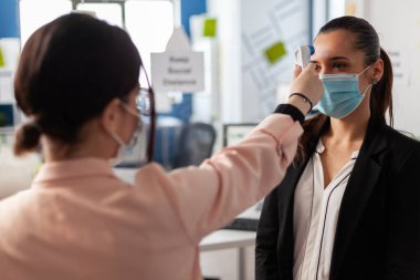 Girişimci, üniversitenin alnına tıbbi kızılötesi termometre koydu