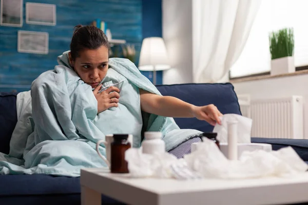 Mujer con síntomas gripales en casa enferma —  Fotos de Stock