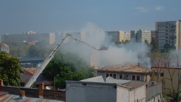 Feuerwehr-Team im Einsatz, um Brand aus brennendem Haus zu löschen — Stockvideo