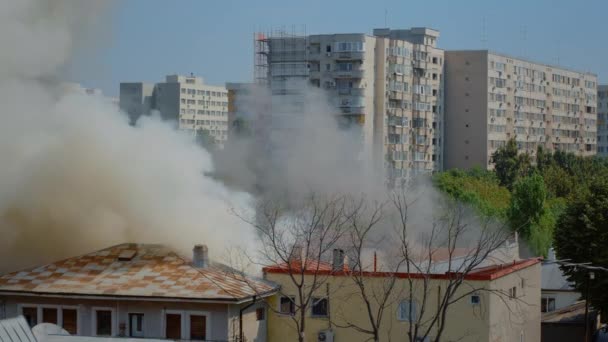 Mahalledeki yanan evin alevleri sönüyor — Stok video