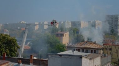 İtfaiyeciler yangın için platform kamyonu kullanıyorlar.