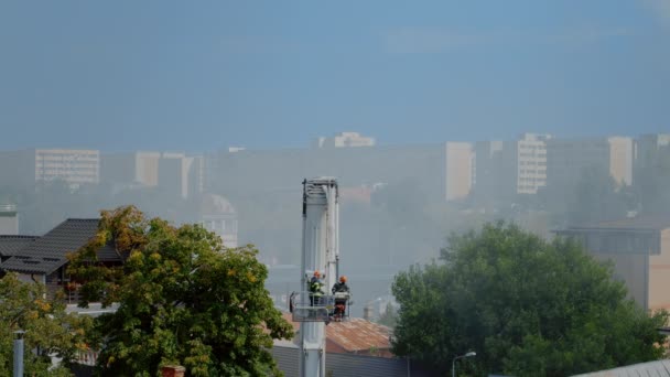 Blick auf Feuerwehrleute, die mit Pritschenwagen Feuer löschen — Stockvideo