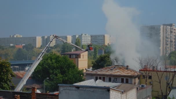 Casa queimando no bairro da cidade e bombeiros ajudando — Vídeo de Stock