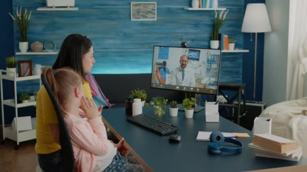 Orolig förälder prata med tandläkare på videosamtal om barn — Stockvideo