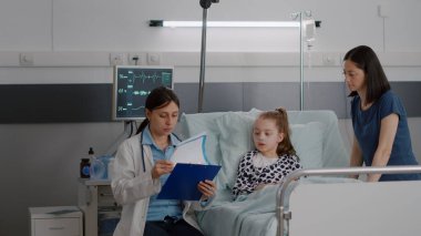 Hasta hasta oksijen tüpü takıyor. Yatakta dinleniyor. Hastalık sonrası tedavi görüyor.