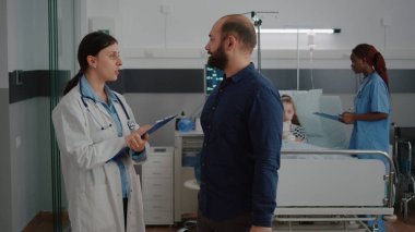 Pratisyen doktor, iyileşme sürecinde çocuk ebeveynlerle hastalık terapisi hakkında konuşuyor.