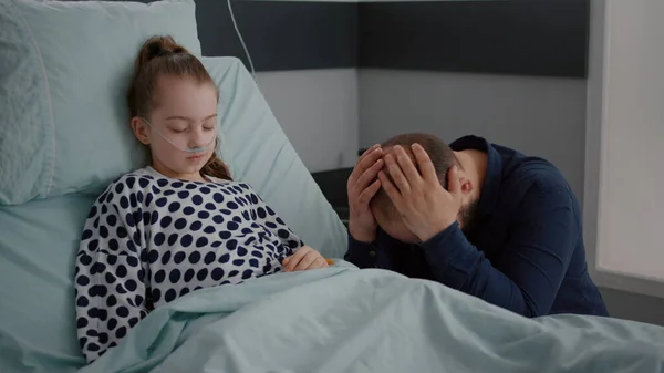 Niña enferma hija con tubo nasal de oxígeno acostada en la cama durmiendo durante el examen de recuperación —  Fotos de Stock