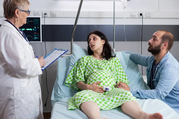 Maternity doctor examining pregnant woman — Stock Photo, Image