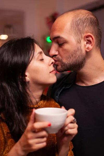 Retrato de novio feliz besando novia en la nariz celebrando vacaciones de Navidad —  Fotos de Stock