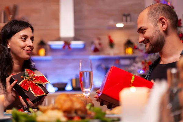 Glückliches Paar überrascht sich gegenseitig mit Geschenk mit Schleife — Stockfoto