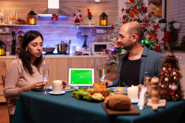 Família alegre desfrutando de jantar de xmas em x-mas cozinha decorada — Fotografia de Stock