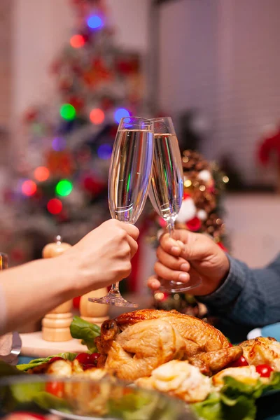 Szekrény pár összecsapó üveg bor a karácsonyi vacsora — Stock Fotó