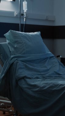 Rahat yatağı olan modern hastane koğuşu.