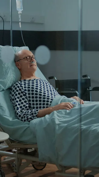 Oude patiënt met ademhalingsproblemen op ziekenhuisafdeling — Stockfoto