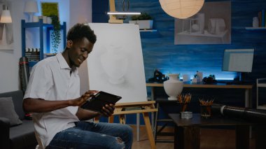 Dijital tablet kullanan Afrikalı Amerikalı yaratıcı sanatçı