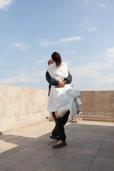 Haapy amantes citas en torre punto de observación pasar romántica relación aniversario —  Fotos de Stock