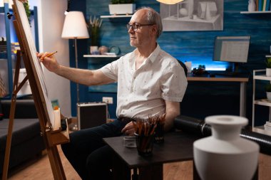 Sanat işyerinde Kafkas yetişkin vazosu tasarımı