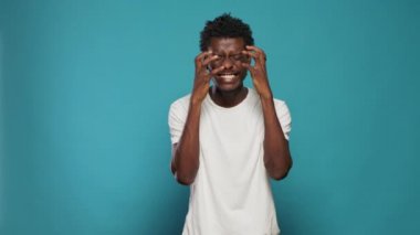 Hayal kırıklığına uğramış yetişkinler kızgın ve stüdyoda yumruklarını sıkıyor.