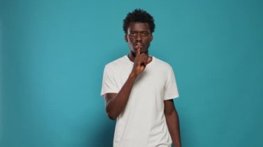 Genç adam sessizce hareket ediyor. Parmakları ağızda.