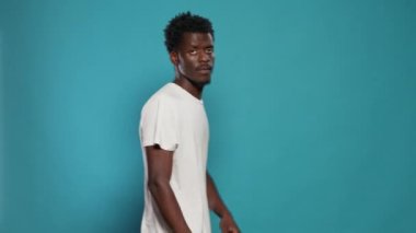 Stüdyoda kaslarını kasan sporcu.