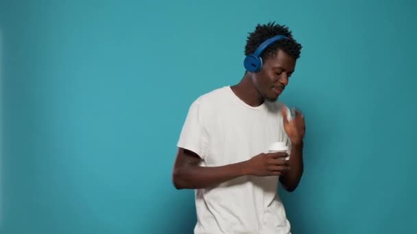 Αφροαμερικάνος που χρησιμοποιεί ακουστικά για να ακούει μουσική — Αρχείο Βίντεο