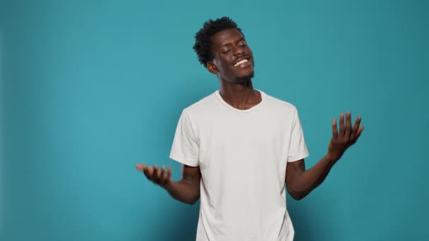 Zwarte man spreekt tot camera en doet handgebaren — Stockvideo