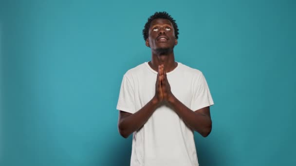 Hombre con fe orando a Dios rogando por la paz — Vídeo de stock