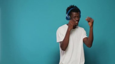 Kulaklıklı, müzik dinleyen Afrikalı Amerikalı bir adam.