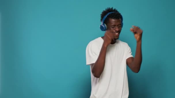 Africký Američan se sluchátky poslech hudby — Stock video