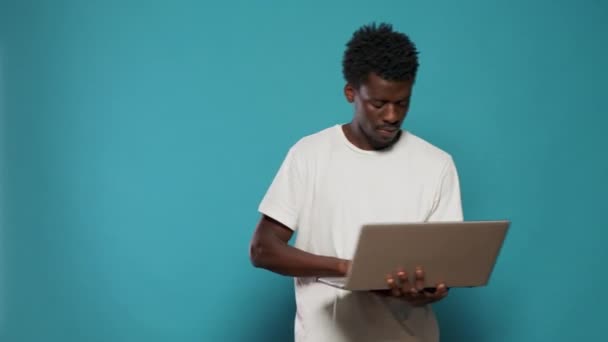 Jugendlicher hält Laptop mit Internetanschluss — Stockvideo
