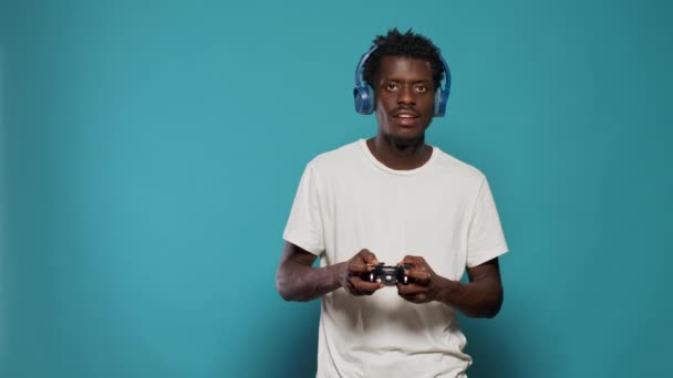 Jugador afroamericano jugando videojuegos con controlador — Vídeo de stock