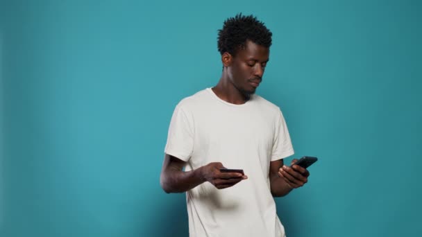 Jeune homme utilisant une carte de crédit pour faire des achats en ligne sur smartphone — Video