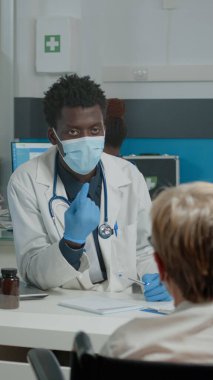 Geçersiz yaşlı hastanın doktorla randevusu var.