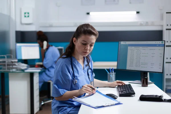 Apotheker-Krankenschwester mit Stethoskop analysiert Gesundheitsversorgung — Stockfoto