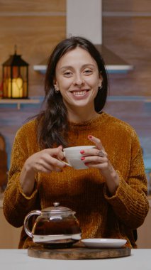 Ailesiyle görüntülü konuşma yapan şenlikli kadın.